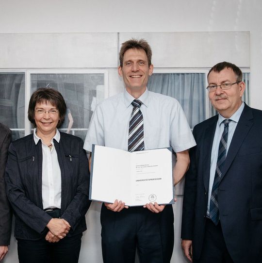Prof. Uta Hohn, Prorektorin für Struktur und Planung, Prof. Lukas J. Gooßen, Professor für organische Chemie, Dr. Felix Müller, Evonik Innovation Networks & Communication (v.l.n.r.) bei der Überreichung der Ernennungsurkunde. Prof. Uta Hohn, Prorektorin für Struktur und Planung, Prof. Lukas J. Gooßen, Professor für organische Chemie, Dr. Felix Müller, Evonik Innovation Networks & Communication (v.l.n.r.) bei der Überreichung der Ernennungsurkunde.