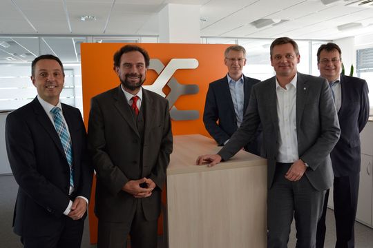 Nach der Vertragsunterzeichnung in Detmold (v.l.): Ulrich Haag und Stefan Frühauf von Bosch sowie Dirk van Vinckenroye, Jörg Timmermann und Jochen Rafalzik von Weidmüller. Nach der Vertragsunterzeichnung in Detmold (v.l.): Ulrich Haag und Stefan Frühauf von Bosch sowie Dirk van Vinckenroye, Jörg Timmermann und Jochen Rafalzik von Weidmüller.