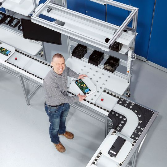 Fallstudien zeigen, dass eine „ModuLine“-Fertigungslinie die Produktionskosten um circa 17 % reduziert. Fallstudien zeigen, dass eine „ModuLine“-Fertigungslinie die Produktionskosten um circa 17 % reduziert.