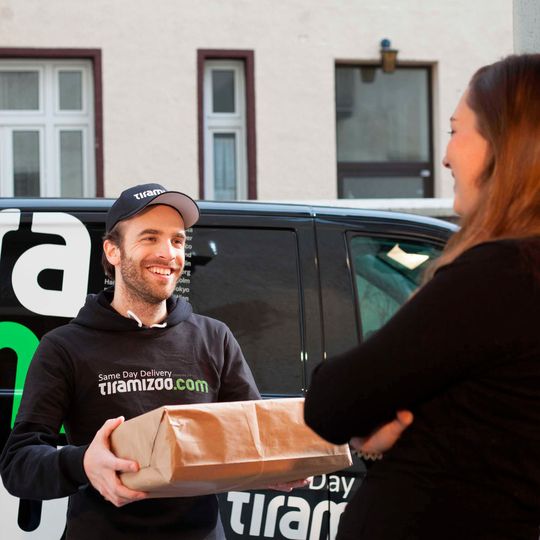 Der Same-Day-Delivery-Experte tiramizoo liefert aus stationären Stores in Berlin für Zalando Kunden noch am gleichen Tag Der Same-Day-Delivery-Experte tiramizoo liefert aus stationären Stores in Berlin für Zalando Kunden noch am gleichen Tag