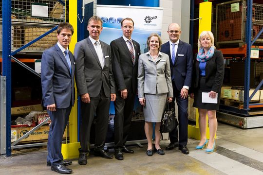 Jubiläumsfeier (v.l.): Werksleiter Steffen Timm, Ulrich Howest, Bürgermeister von Gadebusch, Christian Frenzel, Staatssekretär Mecklenburg-Vorpommern, Jutta Humbert, geschäftsführende Gesellschafterin von Nord, Nico Fickinger, Nordmetall Verband der Metall- und Elektroindustrie und Kerstin Weiss, Landrätin Nordwestmecklenburg. Jubiläumsfeier (v.l.): Werksleiter Steffen Timm, Ulrich Howest, Bürgermeister von Gadebusch, Christian Frenzel, Staatssekretär Mecklenburg-Vorpommern, Jutta Humbert, geschäftsführende Gesellschafterin von Nord, Nico Fickinger, Nordmetall Verband der Metall- und Elektroindustrie und Kerstin Weiss, Landrätin Nordwestmecklenburg.