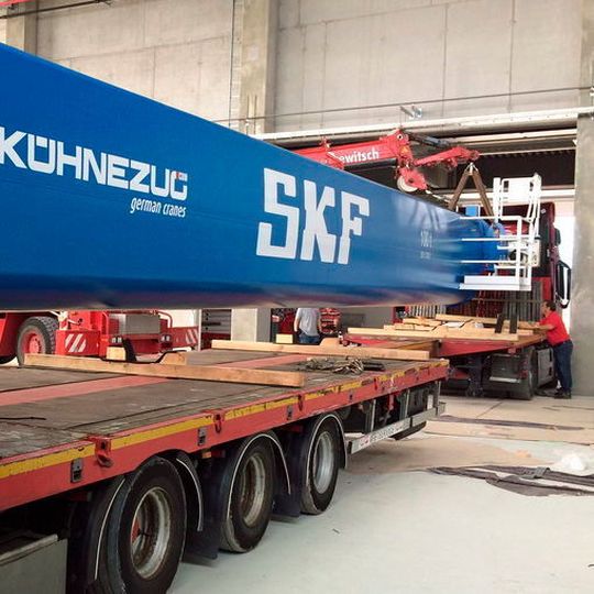 Wie durch ein Nadelöhr: Ein Tieflader fädelt einen fast 20 m langen und mehr als 15 t schweren Querträger für den Hauptkran in das neue Prüfzentrum ein. Wie durch ein Nadelöhr: Ein Tieflader fädelt einen fast 20 m langen und mehr als 15 t schweren Querträger für den Hauptkran in das neue Prüfzentrum ein.