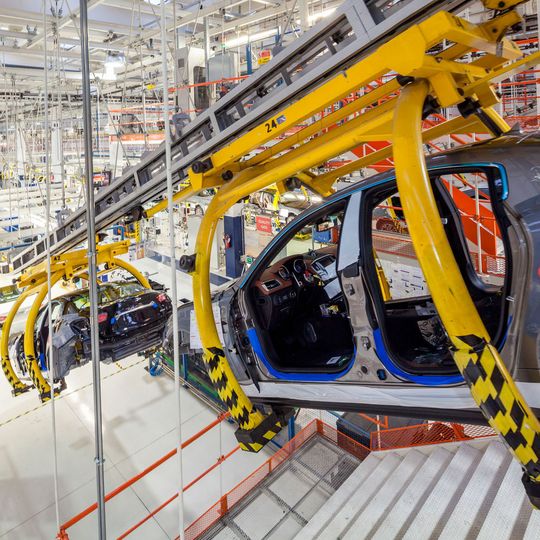 Die Automobilproduktion – hier das Werk Grugliasco bei Turin, in dem der Maserati Ghiblis hergestellt wird – verbraucht viel Strom. Mit Gleich- statt Wechselspannung könnte man bei der Versorgung von Maschinen und Anlagen einiges einsparen. Die Automobilproduktion – hier das Werk Grugliasco bei Turin, in dem der Maserati Ghiblis hergestellt wird – verbraucht viel Strom. Mit Gleich- statt Wechselspannung könnte man bei der Versorgung von Maschinen und Anlagen einiges einsparen.