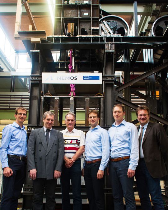 Pilotanlage des Wellenkraftwerks mit (v. l.) Benjamin Friedhoff, Prof. Holger Hirsch, Dr.-Ing. Jörg Honerla, Jan Peckolt, Dr.-Ing. Alexander Martha und Prorektor Thomas Kaiser.