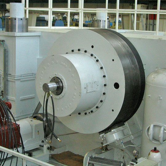 Bewährte Technik fit gemacht: Bei einem US-Autohersteller haben Bosch Rexroth und Schuler die Antriebe für die Schwungräder der Pressen ausgetauscht. Bewährte Technik fit gemacht: Bei einem US-Autohersteller haben Bosch Rexroth und Schuler die Antriebe für die Schwungräder der Pressen ausgetauscht.