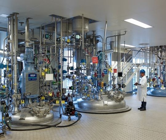 Saltigo-Betriebsleiter Dr. Josef Käsbauer auf der Reaktorebene im neuen CGMP-Betrieb Saltigo-Betriebsleiter Dr. Josef Käsbauer auf der Reaktorebene im neuen CGMP-Betrieb