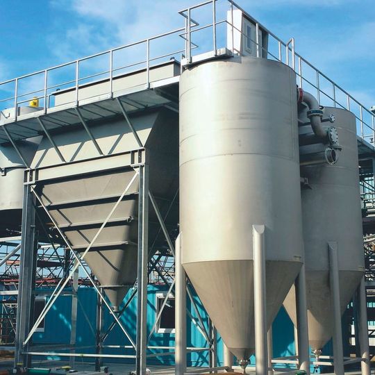 Eine Reihe von Sandfiltern mit Schrägklärer und Flockungstank im Einsatz bei der Filtration von Suspensionen Eine Reihe von Sandfiltern mit Schrägklärer und Flockungstank im Einsatz bei der Filtration von Suspensionen