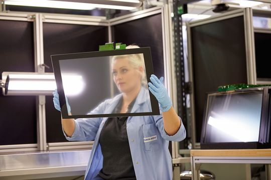 Toucheingabe: Immer mehr Displays in der Industrie werden mit Touch-Technik ausgestattet. Der Standort Weikersheim soll in den nächsten Jahren weiter ausgebaut werden. Damit einhergehend hat sich die Anzal der Mitarbeiter mehr als verdoppelt. Toucheingabe: Immer mehr Displays in der Industrie werden mit Touch-Technik ausgestattet. Der Standort Weikersheim soll in den nächsten Jahren weiter ausgebaut werden. Damit einhergehend hat sich die Anzal der Mitarbeiter mehr als verdoppelt.