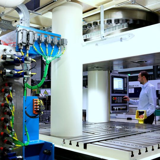 Auf der umgerüsteten IHU-Presse Dunkes HS3-1500 lassen sich Bleche und Hohlprofile unterschiedlicher Größen und Geometrien sowohl per Hydroforming als auch per Hot Metal Gas Forming umformen. Auf der umgerüsteten IHU-Presse Dunkes HS3-1500 lassen sich Bleche und Hohlprofile unterschiedlicher Größen und Geometrien sowohl per Hydroforming als auch per Hot Metal Gas Forming umformen.