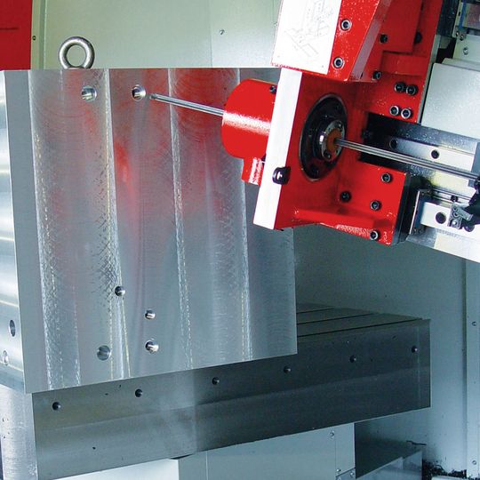 Mit den Tiefbohr-Fräszentren können Bohrungen mit einer Präzision von ± 20 μm in kubische Werkstücke eingebracht werden. Mit den Tiefbohr-Fräszentren können Bohrungen mit einer Präzision von ± 20 μm in kubische Werkstücke eingebracht werden.