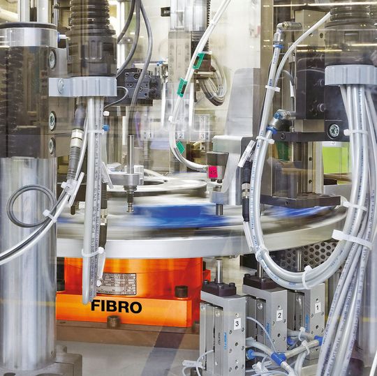 Der kompakte High-Speed-Rundtisch Fibrodyn DM eröffnet neue Spielräume bei der Konstruktion von Montageanlagen. Der kompakte High-Speed-Rundtisch Fibrodyn DM eröffnet neue Spielräume bei der Konstruktion von Montageanlagen.