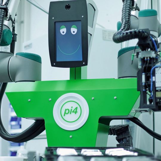 Mit freundlichem Gesichtsausdruck grüßt der workerbot3 seine Kollegen in der Fertigung und teilt ihnen visuell mit, wenn er ein Problem hat und Hilfe benötigt. Mit freundlichem Gesichtsausdruck grüßt der workerbot3 seine Kollegen in der Fertigung und teilt ihnen visuell mit, wenn er ein Problem hat und Hilfe benötigt.