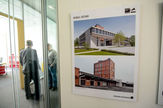 Der neue Sitz der Joachim Herz Stiftung in Hamburg befindet sich auf dem Gelände einer ehemaligen Kaffeerösterei. Der alte Röststurm ist erhalten geblieben und wird von dem Neubau umschlossen. Dieser bietet der Stiftung, die sich der Förderung von Jugendlichen und jungen Erwachsenen verschrieben hat, Platz für bis zu 80 Mitarbeiter. Der neue Sitz der Joachim Herz Stiftung in Hamburg befindet sich auf dem Gelände einer ehemaligen Kaffeerösterei. Der alte Röststurm ist erhalten geblieben und wird von dem Neubau umschlossen. Dieser bietet der Stiftung, die sich der Förderung von Jugendlichen und jungen Erwachsenen verschrieben hat, Platz für bis zu 80 Mitarbeiter.