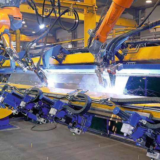 Die neue Cloos-Roboteranlage schweißt Seitenwände für Lkw-Kippaufbauten mit Tandem Weld. Die neue Cloos-Roboteranlage schweißt Seitenwände für Lkw-Kippaufbauten mit Tandem Weld.
