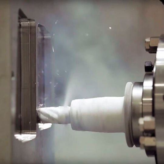 Mit der kryogenen Technik läuft der Werkstattbetrieb in der spanenden Fertigung effektiver und umweltfreundlicher. Mit der kryogenen Technik läuft der Werkstattbetrieb in der spanenden Fertigung effektiver und umweltfreundlicher.