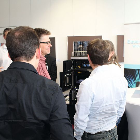 Abb. 1: Auch Hands-on direkt an der HPLC-Anlage war in den Pausen des 2. Praxistages HPLC möglich. Abb. 1: Auch Hands-on direkt an der HPLC-Anlage war in den Pausen des 2. Praxistages HPLC möglich.