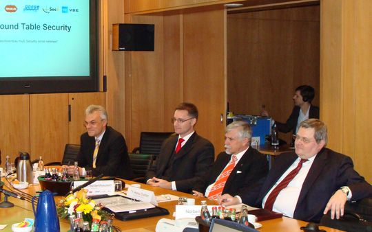 Wie sich Security in der Produktion am besten umsetzen lässt, diskutierten auf einem Round-Table-Gespräch (v.l.n.r.): Dr. Heinz Brunner, BMW, Dr. Kurt Bettenhausen, Siemens, Dr. Hasso Drathen, Bayer/Namur, und Norbert Mlotek, Victoria Versicherung. Wie sich Security in der Produktion am besten umsetzen lässt, diskutierten auf einem Round-Table-Gespräch (v.l.n.r.): Dr. Heinz Brunner, BMW, Dr. Kurt Bettenhausen, Siemens, Dr. Hasso Drathen, Bayer/Namur, und Norbert Mlotek, Victoria Versicherung.