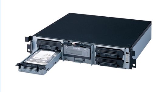 Per LCD informiert die Buffalo Terastation Pro II Rackmount über den jeweiligen Status des RAID-Systems. Per LCD informiert die Buffalo Terastation Pro II Rackmount über den jeweiligen Status des RAID-Systems.