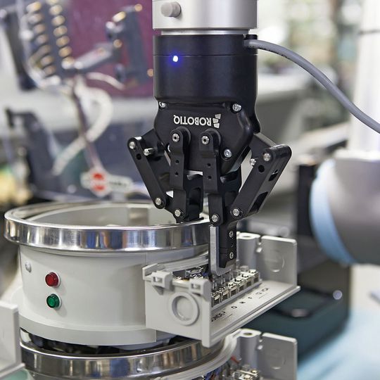 MRK-Anwendungen mit intelligenten Greifern können lernfähig sein und sich jeweils der Form anpassen, die sie greifen soll. MRK-Anwendungen mit intelligenten Greifern können lernfähig sein und sich jeweils der Form anpassen, die sie greifen soll.