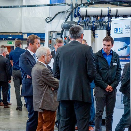 ECM steht für „Elektrochemische Metallbearbeitung“ und EMAG ECM steht für innovative Fertigungslösungen, die mit dieser Technologie realisiert werden. Wie dies genau aussieht, davon konnten sich zahlreiche Besucher beim Tag der offenen Tür ein Bild machen. ECM steht für „Elektrochemische Metallbearbeitung“ und EMAG ECM steht für innovative Fertigungslösungen, die mit dieser Technologie realisiert werden. Wie dies genau aussieht, davon konnten sich zahlreiche Besucher beim Tag der offenen Tür ein Bild machen.