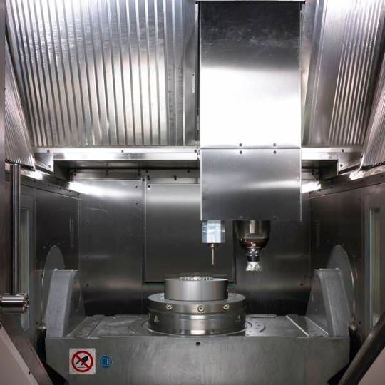 Les machines hybrides, une tendance accrue: une scène d'usinage d'un centre 5 axes du fabricant allemand Hermle. Les machines hybrides, une tendance accrue: une scène d'usinage d'un centre 5 axes du fabricant allemand Hermle.