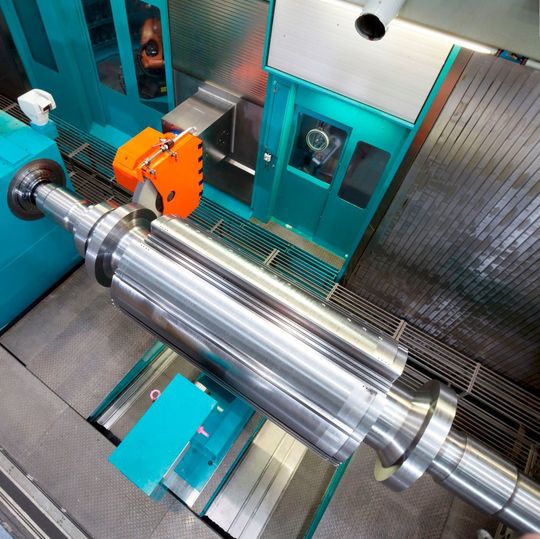 Das Bearbeiten – hier das Schleifen einer Generatorwelle – und das Messen erfolgen in derselben Maschine. Das Bearbeiten – hier das Schleifen einer Generatorwelle – und das Messen erfolgen in derselben Maschine.