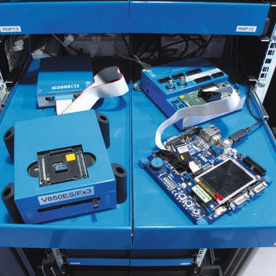 Testbett: Tool-Prüfstand für automatisierte Regressionstests, die auf unterschiedlichen Hardware-Plattformen und Zielsystemen ausgeführt werden. Testbett: Tool-Prüfstand für automatisierte Regressionstests, die auf unterschiedlichen Hardware-Plattformen und Zielsystemen ausgeführt werden.