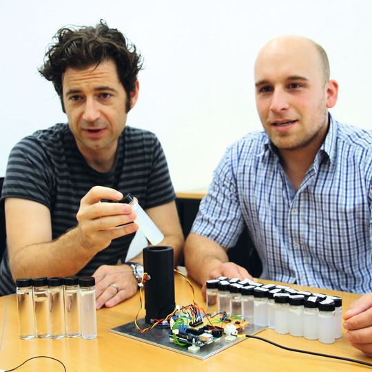 PD Dr. Marc Brecht (links) und Dipl.-Chem. Michael Metzger PD Dr. Marc Brecht (links) und Dipl.-Chem. Michael Metzger