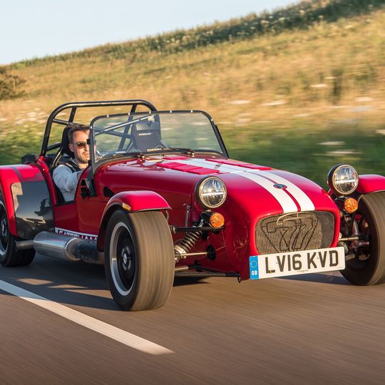 Optisch verändert sich der Caterham Seven wenig. Das neue Modell „310“ ist vor allem Fahrspaß-optimiert. Optisch verändert sich der Caterham Seven wenig. Das neue Modell „310“ ist vor allem Fahrspaß-optimiert.