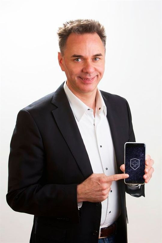 „Die ‚One-Touch‘-Technologie ermöglicht das Auslösen in nahezu jeder Situation. Es entfällt dadurch das Entsperren des Gerätes, das Suchen nach einer Notruffunktion oder einer App und das Durchklicken von Menus“, erklärt Charisma-4-Life-Geschäftsführer Ralf Lohmann. „Die ‚One-Touch‘-Technologie ermöglicht das Auslösen in nahezu jeder Situation. Es entfällt dadurch das Entsperren des Gerätes, das Suchen nach einer Notruffunktion oder einer App und das Durchklicken von Menus“, erklärt Charisma-4-Life-Geschäftsführer Ralf Lohmann.