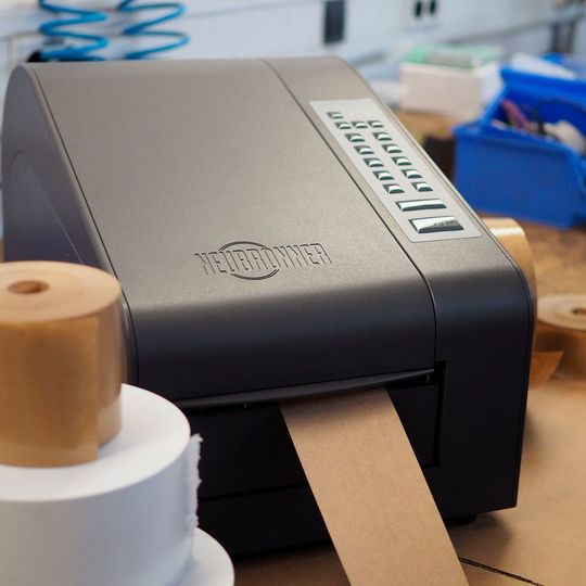 Dieser kompakte, elektronisch gesteuerte Streifengeber überzeugt mit ergonomischem Design, geringem Gewicht und einer modularen, wartungsfreundlichen Konstruktion. Dieser kompakte, elektronisch gesteuerte Streifengeber überzeugt mit ergonomischem Design, geringem Gewicht und einer modularen, wartungsfreundlichen Konstruktion.