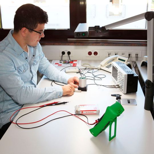 Diese Arbeitsplatzleuchte soll für eine sehr gute, homogene sowie schatten- und blendfreie Ausleuchtung von Arbeitsplätzen sorgen. Diese Arbeitsplatzleuchte soll für eine sehr gute, homogene sowie schatten- und blendfreie Ausleuchtung von Arbeitsplätzen sorgen.