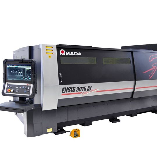 Die besondere ENSIS-Technologie wurde verbessert und erweitert – Amada präsentiert auf der Euroblech 2016 eine neue Version der bewährten Faserlaser-Schneidmaschine mit 3 kW. Die besondere ENSIS-Technologie wurde verbessert und erweitert – Amada präsentiert auf der Euroblech 2016 eine neue Version der bewährten Faserlaser-Schneidmaschine mit 3 kW.