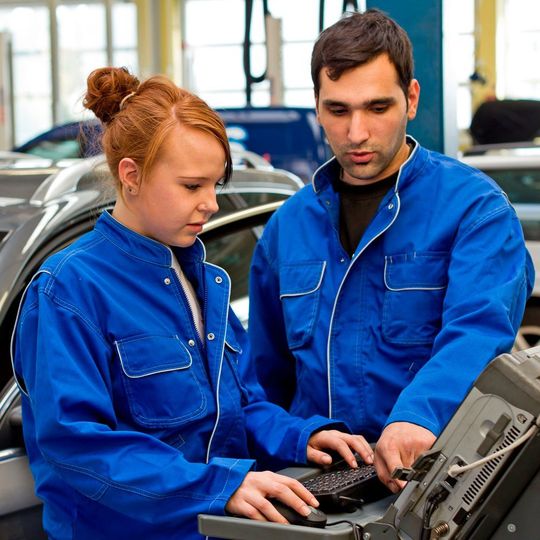 Die Ausbildung zum Kfz-Mechatroniker ist und bleibt beliebt. Die Ausbildung zum Kfz-Mechatroniker ist und bleibt beliebt.