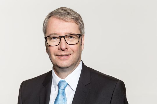 ZF-CEO Stefan Sommer: "Wir schaffen heute die wirtschaftlichen und technischen Voraussetzungen, damit ZF auf lange Sicht erfolgreich bleibt und wachsen kann." ZF-CEO Stefan Sommer: "Wir schaffen heute die wirtschaftlichen und technischen Voraussetzungen, damit ZF auf lange Sicht erfolgreich bleibt und wachsen kann."