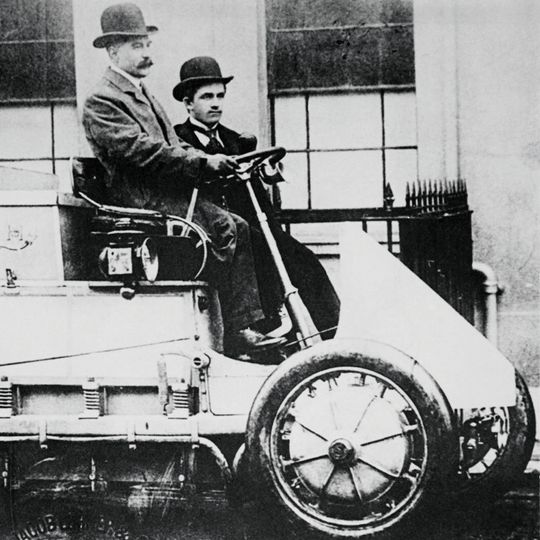 Der Lohner-Porsche-Rennwagen von 1900: Vier Radnabenmotoren mit etwa 1,8 kW machten ihn zum ersten allradgetriebenen Fahrzeug. Der 44-zellige Akkumulator mit 300 Ah und 80 V erlaubte eine Fahrstrecke von 50 km pro Batterieladung, die maximale Geschwindigkeit betrug 50 km/h. Der Lohner-Porsche-Rennwagen von 1900: Vier Radnabenmotoren mit etwa 1,8 kW machten ihn zum ersten allradgetriebenen Fahrzeug. Der 44-zellige Akkumulator mit 300 Ah und 80 V erlaubte eine Fahrstrecke von 50 km pro Batterieladung, die maximale Geschwindigkeit betrug 50 km/h.