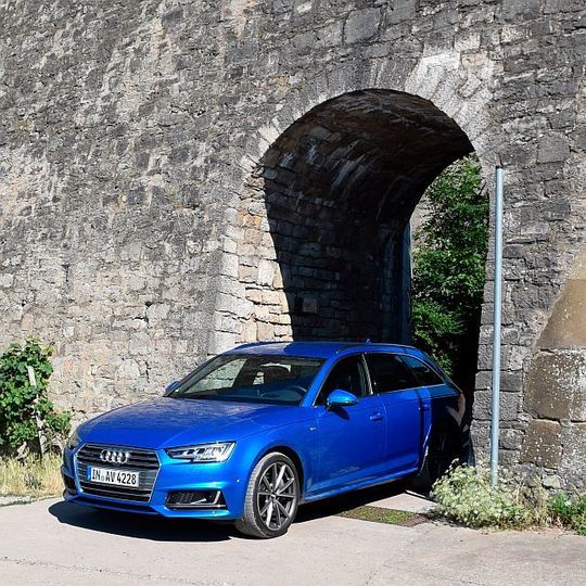 Mit 600 Newtonmetern stürmt der Audi A4 jede Festung. Mit 600 Newtonmetern stürmt der Audi A4 jede Festung.