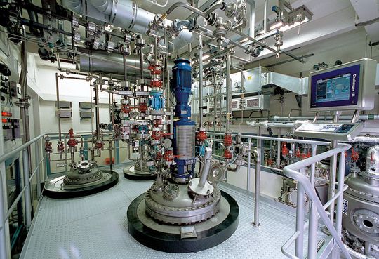 Abb.2: In immer mehr Bereichen setzt sich die Online-Chromatographie durch (im Bild eine GMP-Mehrzweckanlage). Abb.2: In immer mehr Bereichen setzt sich die Online-Chromatographie durch (im Bild eine GMP-Mehrzweckanlage).