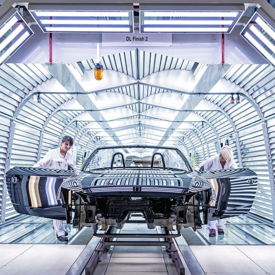 Die Automobilindustrie war ein entscheidender Faktor, dass Deutschland zum wichtigsten Außenhandelspartner Ungarns werden konnte. Die Automobilindustrie war ein entscheidender Faktor, dass Deutschland zum wichtigsten Außenhandelspartner Ungarns werden konnte.