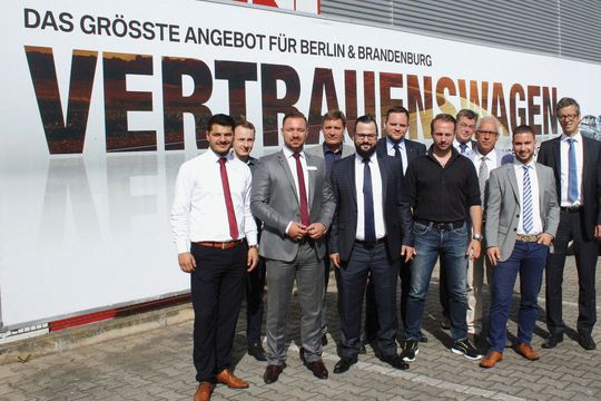 Verkaufsleiter Philipp Kohlhoff (re.) mit seinen Vertrauensmännern bei Riller & Schnauck.