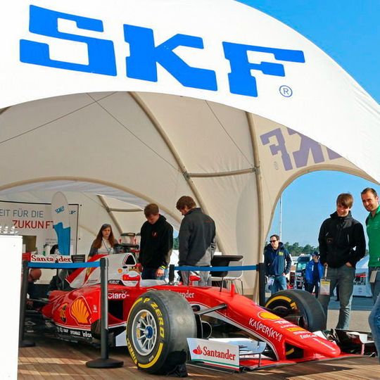 Symbol für die traditionsreiche Förderung des automobilen Rennsports durch SKF: ein echter „Vettel-Ferrari“ auf dem SKF-Stand bei der Formula Student Germany in Hockenheim. Symbol für die traditionsreiche Förderung des automobilen Rennsports durch SKF: ein echter „Vettel-Ferrari“ auf dem SKF-Stand bei der Formula Student Germany in Hockenheim.