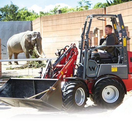 Mit dem neuen Hoflader 1160 eHoftrac von Weidemann gehören Dieselabgase und Lärm im Zoo von Kopenhagen der Vergangenheit an. Mit dem neuen Hoflader 1160 eHoftrac von Weidemann gehören Dieselabgase und Lärm im Zoo von Kopenhagen der Vergangenheit an.