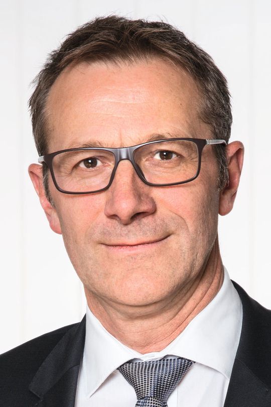 „Die Frage nach der Sicherheit bei selbstlernenden Maschinen und Anlagen ist spannend – wir werden sie und viele weitere in den Normungsgremien zu besprechen und zu lösen haben”, sagt Rolf Najork, Vorstandsvorsitzender Bosch Rexroth. „Die Frage nach der Sicherheit bei selbstlernenden Maschinen und Anlagen ist spannend – wir werden sie und viele weitere in den Normungsgremien zu besprechen und zu lösen haben”, sagt Rolf Najork, Vorstandsvorsitzender Bosch Rexroth.