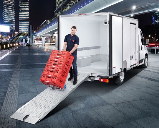 Der Kühlaufbau „Runner“ hat eine integrierte Laderampe. Sie kann man bei Bedarf ausziehen, was das Aus- und Einladen von Roll- containern vereinfacht. Der Kühlaufbau „Runner“ hat eine integrierte Laderampe. Sie kann man bei Bedarf ausziehen, was das Aus- und Einladen von Roll- containern vereinfacht.