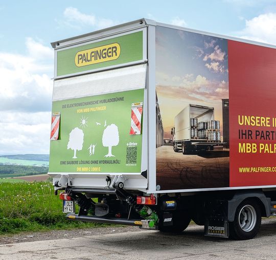 Die Energie für die elektromechanische Lkw-Hubladebühne MBB C 1000 E produziert ein auf das Dach mondiertes Solarmodul. Die Energie für die elektromechanische Lkw-Hubladebühne MBB C 1000 E produziert ein auf das Dach mondiertes Solarmodul.