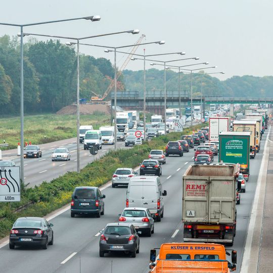 Das Bundesamt für Güterverkehr rechnet mit einer Steigerung des Personen- und Güterverkehrs in Deutschland um zwei Prozent gegenüber dem Jahr 2015. Das Bundesamt für Güterverkehr rechnet mit einer Steigerung des Personen- und Güterverkehrs in Deutschland um zwei Prozent gegenüber dem Jahr 2015.