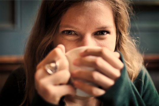 Männlich, schwarze Brille, Zigarette und Kaffetasse – wer denk, so sähe ein typischer Designer aus, der irrt sich! Deutsche Designer sind nämlich meistens weiblich. Das mit dem Kaffee stimmt allerdings. Männlich, schwarze Brille, Zigarette und Kaffetasse – wer denk, so sähe ein typischer Designer aus, der irrt sich! Deutsche Designer sind nämlich meistens weiblich. Das mit dem Kaffee stimmt allerdings.