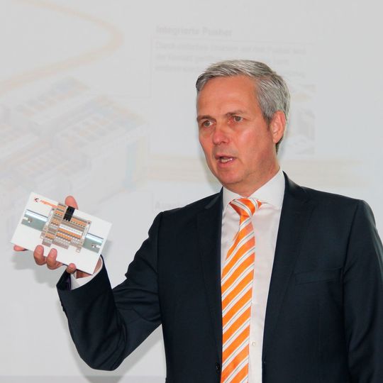 Laut Dipl.-Ing., Dipl.-Wirt.-Ing. Wolfgang Weltermann, strategischer Produktmanager Reihenklemmen der Weidmüller lassen sich dank der Push-in-Achlusstechnik Installationen bis zu 50 % schneller durchführen. Laut Dipl.-Ing., Dipl.-Wirt.-Ing. Wolfgang Weltermann, strategischer Produktmanager Reihenklemmen der Weidmüller lassen sich dank der Push-in-Achlusstechnik Installationen bis zu 50 % schneller durchführen.