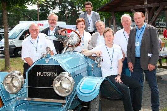 Die Führungsspitze der Kfz-Innung Berlin feiert: (v. li.) Geschäftsführer Dieter Rau und Obermeister Thomas Lundt sowie die Vorstandsmitglieder Katrin Riehl, Thomas Höser, Thilo Troll, Anselm Lotz, Manfred Zellmann und Axel Pilatowsky.