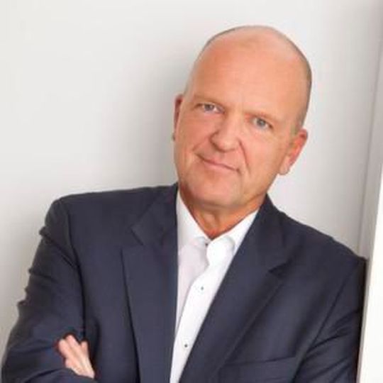 Nach dem Maschinenbaustudium und der Promotion in Aachen war Prof. Dr. Andreas Syska unter anderem als Produktionsleiter für Robert Bosch tätig. Heute lehrt er an der Hochschule Niederrhein. Seine These zu Industrie 4.0 lässt sich in dem Satz zusammenfassen: „Die Deutschen tüfteln an Schnittstellen, während die Amerikaner Geschäftsmodelle entwerfen.“ Nach dem Maschinenbaustudium und der Promotion in Aachen war Prof. Dr. Andreas Syska unter anderem als Produktionsleiter für Robert Bosch tätig. Heute lehrt er an der Hochschule Niederrhein. Seine These zu Industrie 4.0 lässt sich in dem Satz zusammenfassen: „Die Deutschen tüfteln an Schnittstellen, während die Amerikaner Geschäftsmodelle entwerfen.“